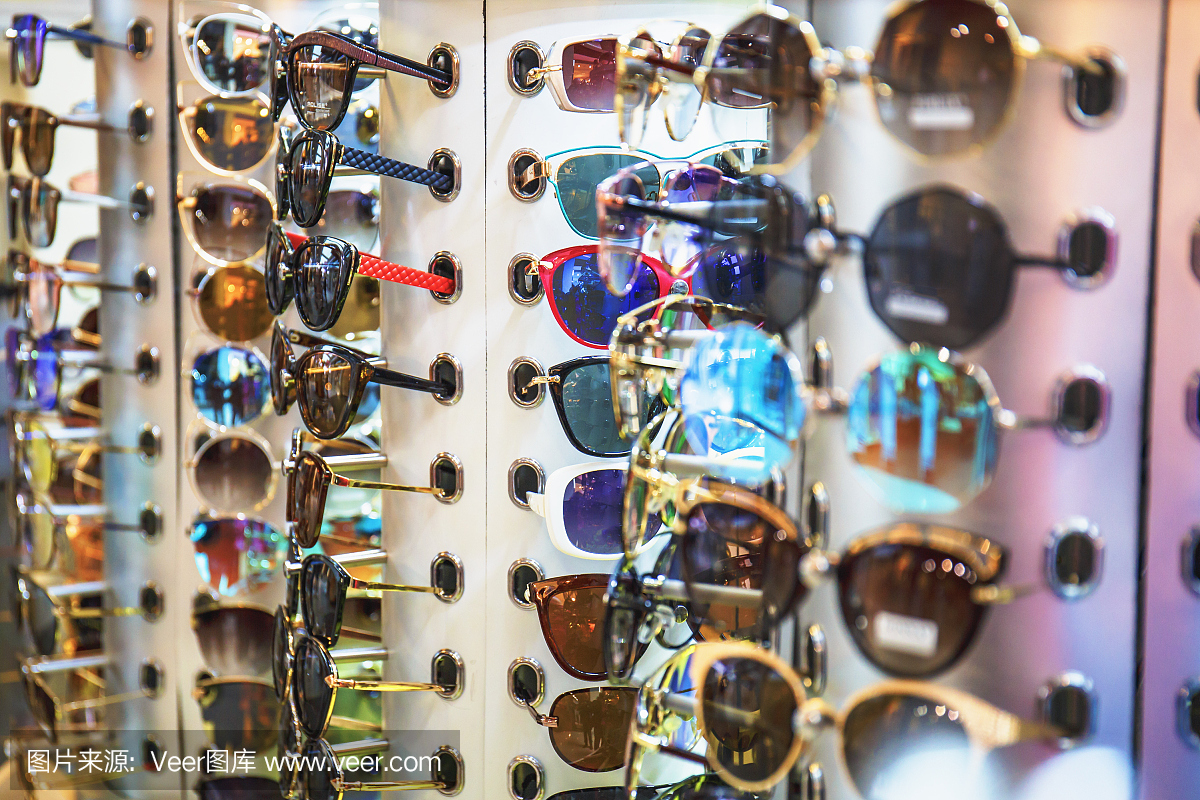 许多时尚太阳镜在商店出售