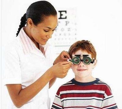 开学季迎来一拨“小眼镜” ,医生提醒:验光配镜莫大意