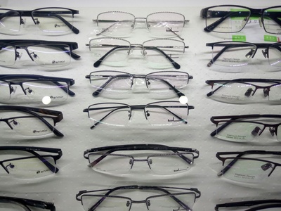 嘉峰镇江南眼镜行科学验光精确配镜