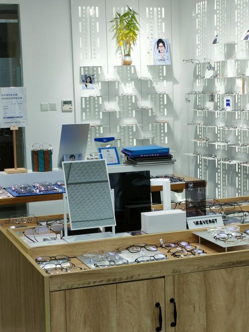深圳配眼镜指南 选择合适店铺与护理用品注意事项